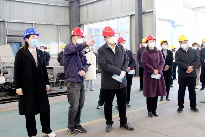 馬村區委書(shū)記師少輝，區委副書(shū)記、區長(cháng)王婕等人到演風(fēng)公司進(jìn)行調研